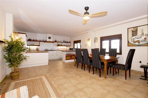 Dining area for four guests next to the open kitchen