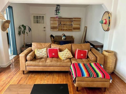 Sala (sofá, mesa de centro, planta, sombreros de decoración, focos, lámpara, escritorio con silla, mesa con 4 sillas, cantina, cortinero, espejo)