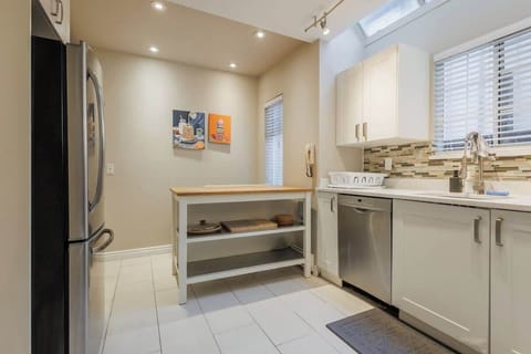 Fully equipped and ready for your culinary creations – cook with ease in this spacious kitchen.