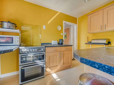 Washing Machine, Clothes Dryer, Laundry Room, Major Appliance, Laundry, Interior Design, Home Appliance, Flooring, Floor, Kitchen Appliance