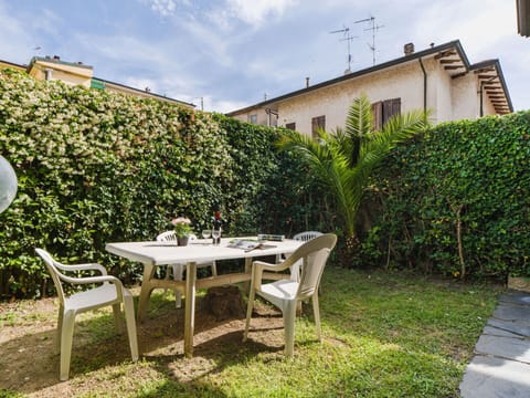 Garden, Shade, Outdoor Furniture, Backyard, Outdoor Table, Yard, Landscaping, Lawn, Chair, Courtyard