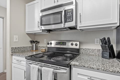 Chef's ready kitchen - cook like a pro with stainless steel appliances