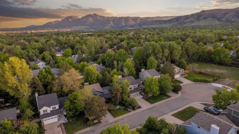 Welcome to your mountainside home in Boulder!