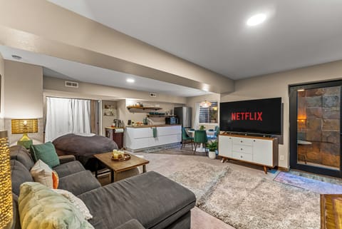 Bright living space with kitchenette, perfect for relaxation and fun gatherings!