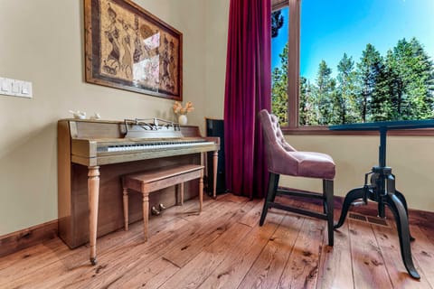 Living room 1: Main floor, wood-burning fireplace, piano, Smart TV, access to deck