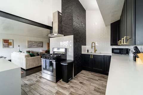 Beautifully renovated, fully stocked kitchen