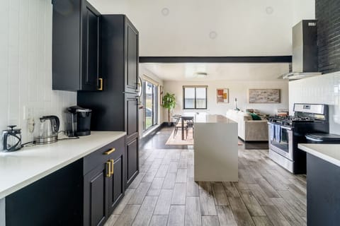 Beautifully renovated, fully stocked kitchen