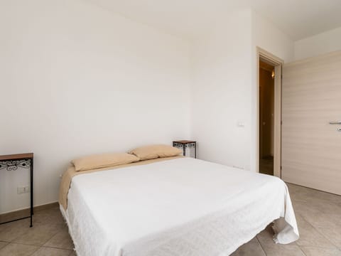 Interior Design, Bed, Flooring, Floor, Bedroom, Wood, Ceiling, Bed Sheet, Room, Furniture