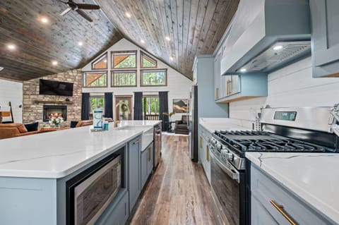 Open kitchen flows seamlessly into the living area for family meals 👨🍳