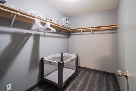 The primary bedroom features a spacious walk-in closet, offering ample storage for your luggage and belongings.