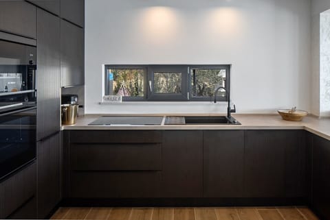 The fully equipped kitchen includes a kettle, oven, electric hob, microwave, toaster