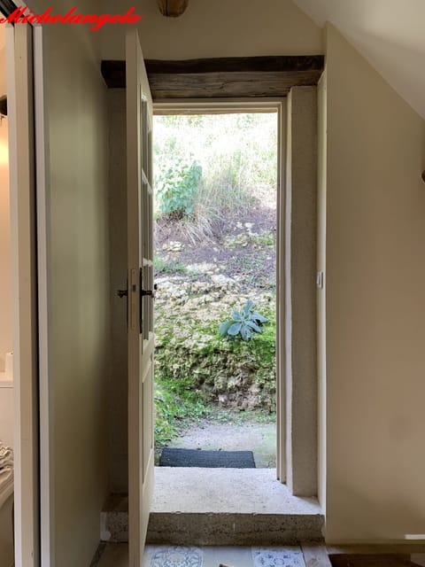 Door to cliffside (unprotected)
Porte donnant sur la falaise (non protégée)