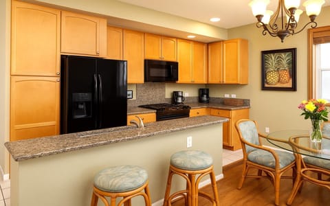 Enjoy morning coffee or evening wine at the bar of this beautiful granite kitchen WCV-306
