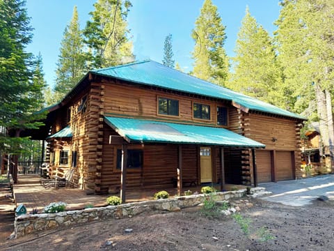5 Bedroom log cabin with wrap around sun deck..... Covered front and back