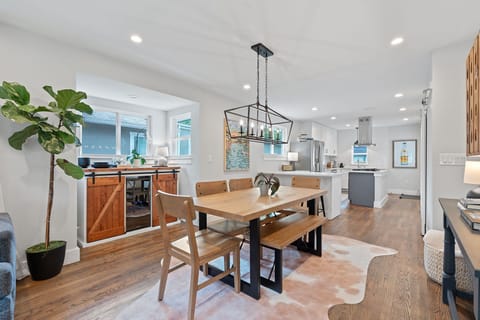 Dining Area (Table for 6)