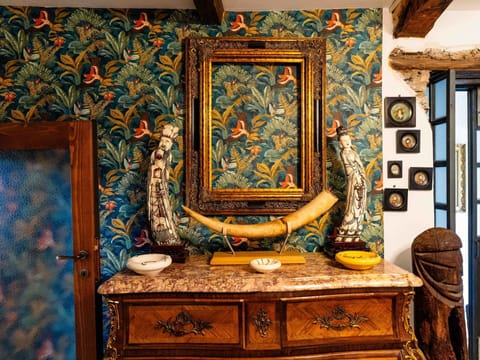 Interior Design, Picture Frame, Natural Material, Antique, Wood Stain, Paint, Still Life Photography, Wallpaper, Living Room