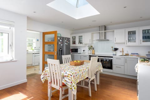 Kitchen at The Breakers, Porth, Cornwall, self catering with Beach Retreats.