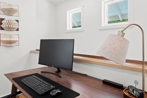 Workstation with wifi printer