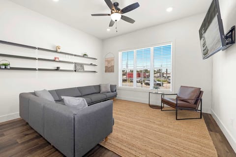  Downtown Flash is a modern 4-bedroom, 2.5 bath home with amenities for up to 12 guests! 