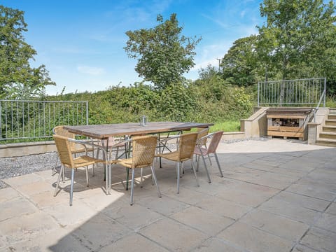 Sitting-out-area | Y Llaethdy - Tir Cethin Farm, Pen-clawdd