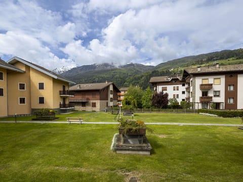 Building, House, Residential Area, Architecture, Home, Facade, Rural Area, Land Lot, Human Settlement, Cottage