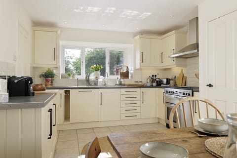 Coleman's Elm Kitchen - StayCotswold