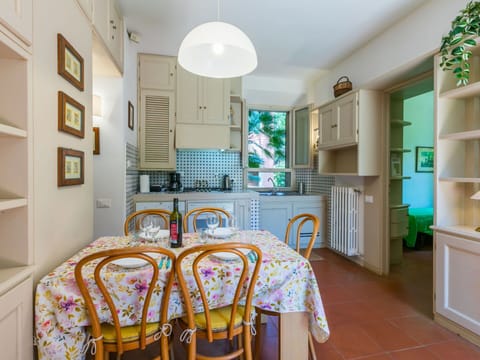 Furniture, Interior Design, Flooring, Kitchen, Wood, Countertop, Kitchen Appliance, Ceiling, Chair, Kitchen & Dining Room Table