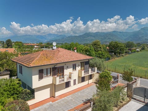 Building, House, Residential Area, Roof, Home, Rural Area, Human Settlement, Suburb, Village, Slope