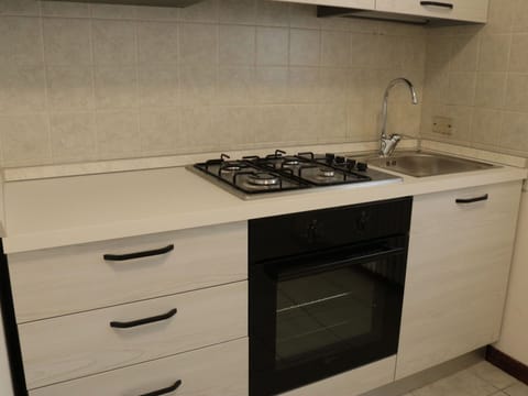 Kitchen, Kitchen Appliance, Major Appliance, Kitchen Stove, Stove, Gas Stove, Cabinetry, Cooktop, Countertop, Home Appliance