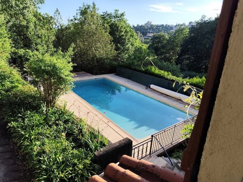 Belle vue sur la piscine