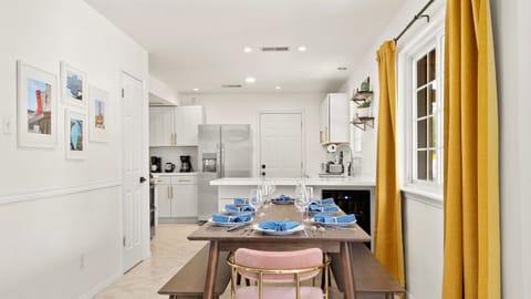 🍴 Gather for brunch before exploring Austin 🌵✨ Enjoy group meals at the dining table, then head out to kayak on Lady Bird Lake 🚣♀️, cheer on Austin FC ⚽, or catch live music downtown 🎶