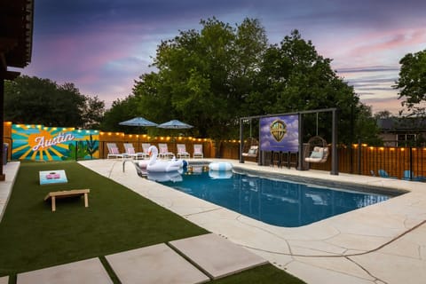 🌟 Private Pool Oasis in Austin 🌟 Lounge by the pool 🏖️, float in style 🦩, or enjoy an outdoor movie night 🎬✨. Perfect for bachelorette trips, birthdays, and family getaways 🎉👨‍👩‍👧‍👦.