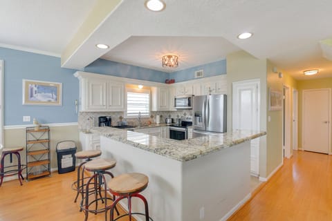 Kitchen | 1st Floor | Dual Drip/Keurig Coffee Maker