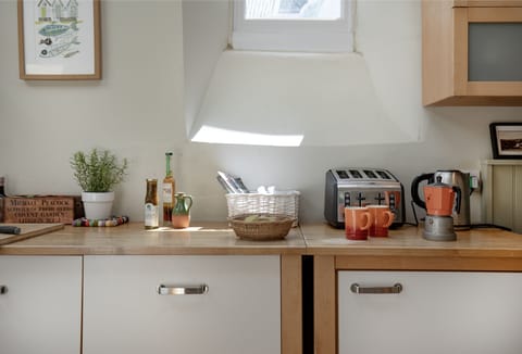 Berry Cottage, Croyde. First floor: A delightful spot for prepping family dinners