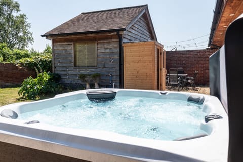 Hot Tub / whirlpool bath (Outdoor)