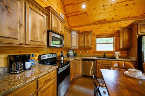 Double J Hideaway’s kitchen is fully stocked and includes an air fryer for easy meal prep.