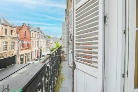 Balcon s'étendant du salon à la chambre avec lit double. (1)