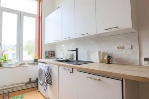 Cuisine toute équipée, lave vaisselle et lave-linge.