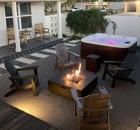 {Deck} Hot tub and gas fire pit (propane provided)