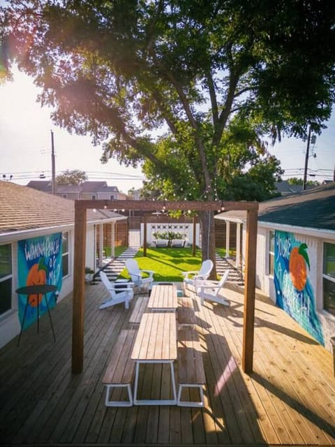 {Deck} Outdoor seating and dining