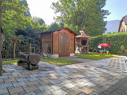 Flagstone, Garden, Driveway, Backyard, Cottage, Brick, Walkway, Cobblestone, Landscaping, Yard