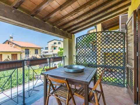 Balcony, Porch, Houseplant, Chair, Wood Stain, Flowerpot, Shade, Outdoor Furniture, Hardwood, Eco Hotel