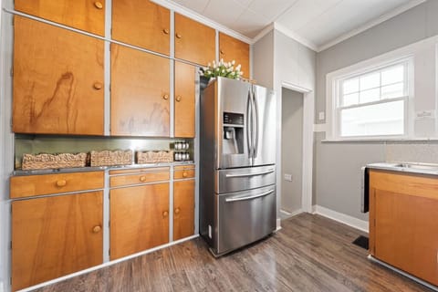 tons of storage in the kitchen