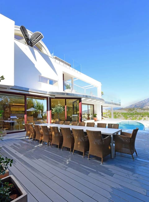 Outdoor family dining table.