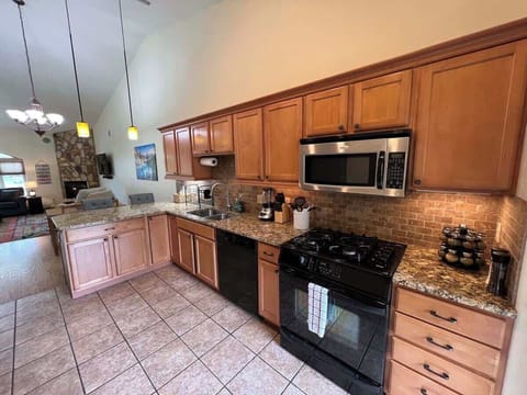 Well appointed gourmet kithcen with plently of kitchen supplies!