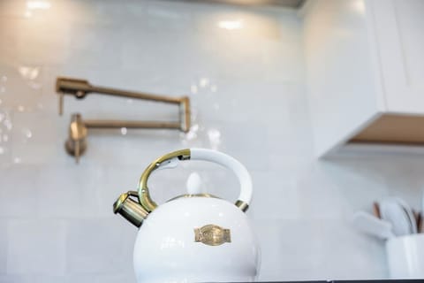 Luxury meets function ✨ The brass pot filler over the stove adds a touch of elegance and serious convenience—perfect for filling that kettle or pasta pot without leaving the cooktop.