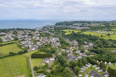 Cosy Retreat, Close to Village and Beach