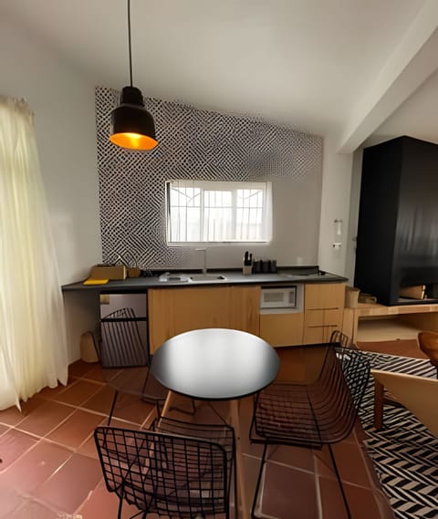 On site,Seating area,Coffee / tea facilities,Area and facilities,Kitchen or kitchenette,Dining area,Location