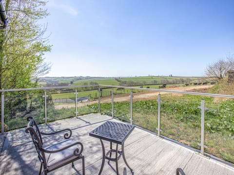 Sitting-out-area | The Granary - Devon Farm Holidays, Crediton