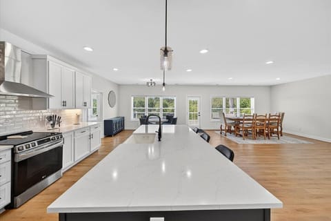 Morning coffee, evening cocktails, or quick bites — the breakfast bar has you covered.